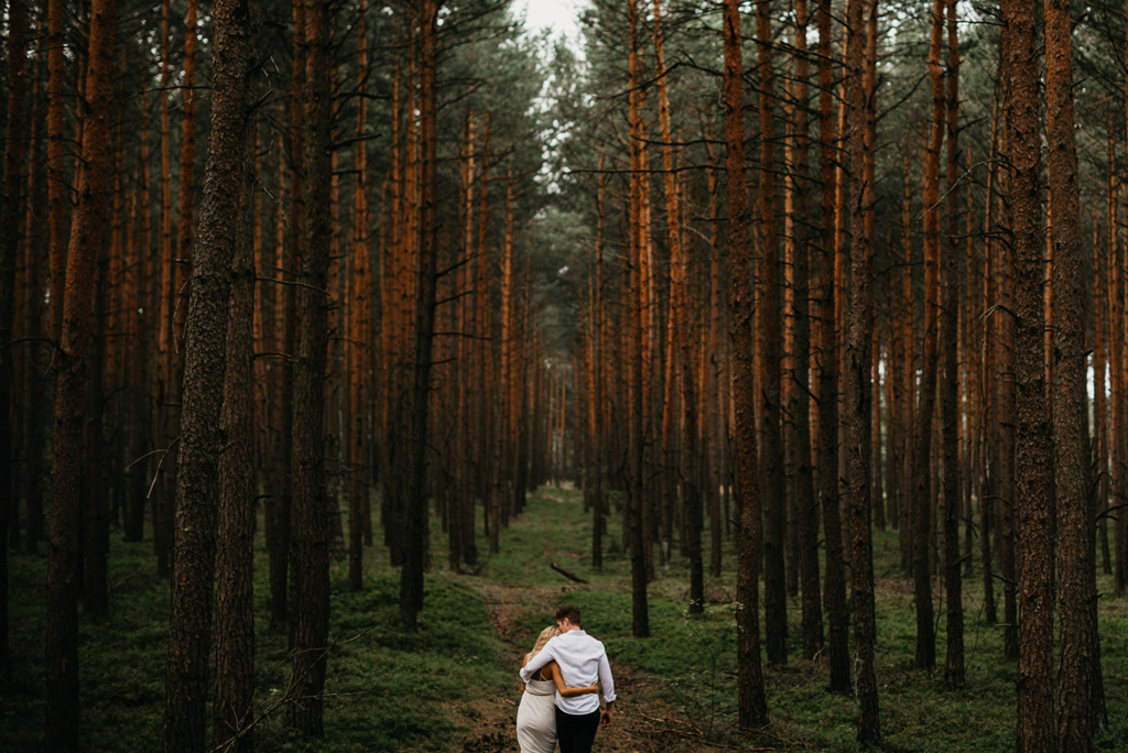 plener ślubny w lesie